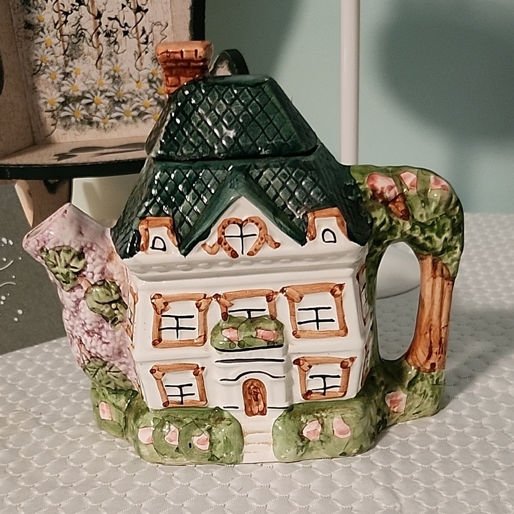 Vintage Cottage Tea Pot With Lid Made In Taiiwan Beautiful Condition